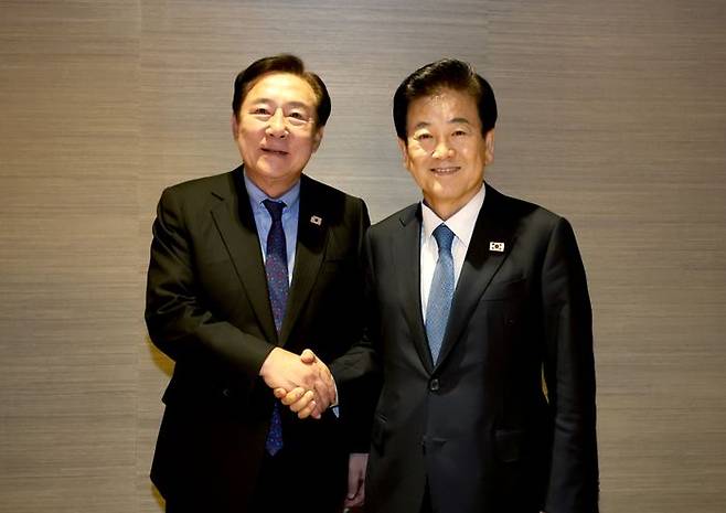 정동영 통일부 장관(오른쪽)과 김기문 중기중앙회장이 27일 서울 종로구 서머셋팰리스 서울에서 열린 간담회에서 악수하며 기념촬영하고 있다. ⓒ중소기업중앙회