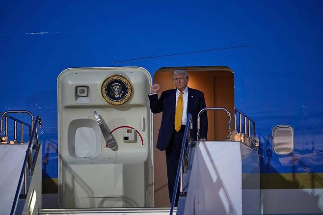 도널드 트럼프 미국 대통령이 27일 일본 도쿄 하네다 국제공항에 도착해 전용기 에어포스원에서 나오고 있다. 2025.10.27. 도쿄=AP/뉴시스