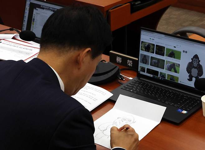 유영하 국민의힘 의원이 27일 오후 서울 여의도 국회 정무위원회에서 열린 국정감사에서 고릴라 그림을 그리고 있다. 2025.10.27. 서울=뉴시스