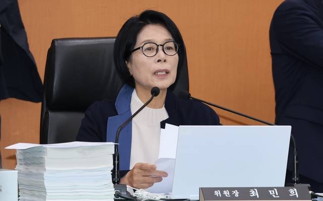지난 10월 24일 대전 한국전자통신연구원(ETRI)에서 열린 과학기술정보방송통신위원회 국정감사에서 더불어민주당 소속 최민희 과방위원장이 개회를 선언하고 있다.<연합뉴스 사진>