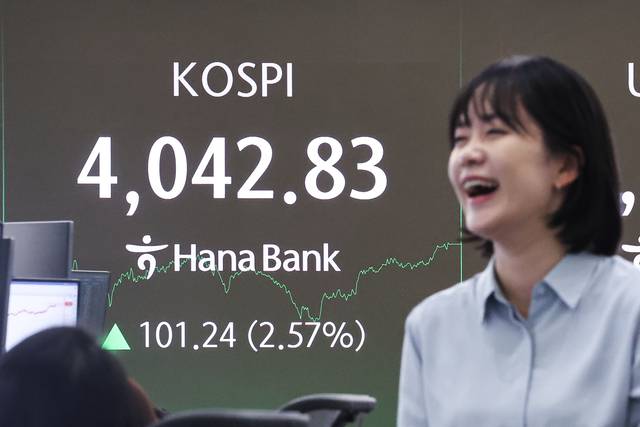 코스피 지수가 사상 처음으로 4000선을 돌파한 27일 서울 중구 하나은행 본점 딜링룸 현황판에 코스피가 표시돼 있다. [연합뉴스]