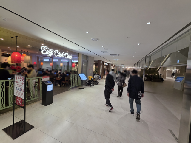 서울 강서구 마곡동 원그로브몰에 입점한 ‘을지깐깐’ 매장이 26일 오후 점심 식사를 하러 온 고객들로 붐비고 있다. [사진= 김수연기자]