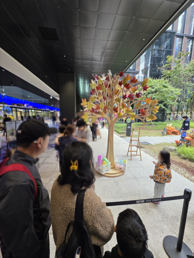 서울 강서구 마곡동 원그로브몰에서 26일 오후 방문객들이 이벤트에 참여하고 있다. [사진= 김수연기자]