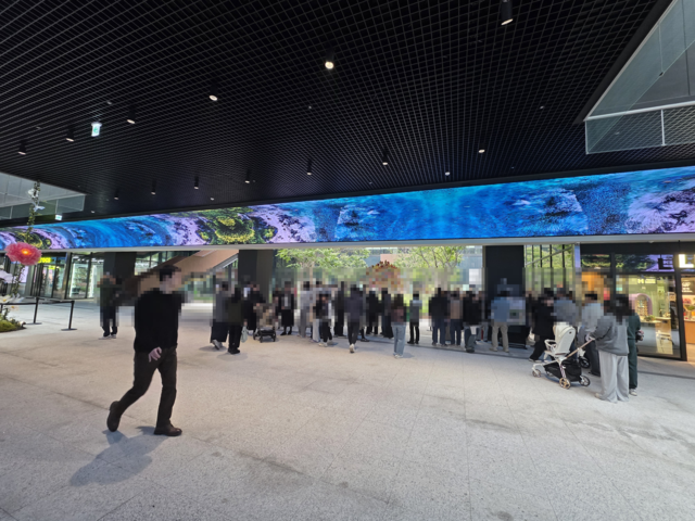 서울 강서구 마곡동 원그로브몰의 지하 1층에 곡면 LED로 이뤄진 147m짜리 대형 그로브웨이(The Grove Way)가 조성돼 있다.  [사진= 김수연기자]