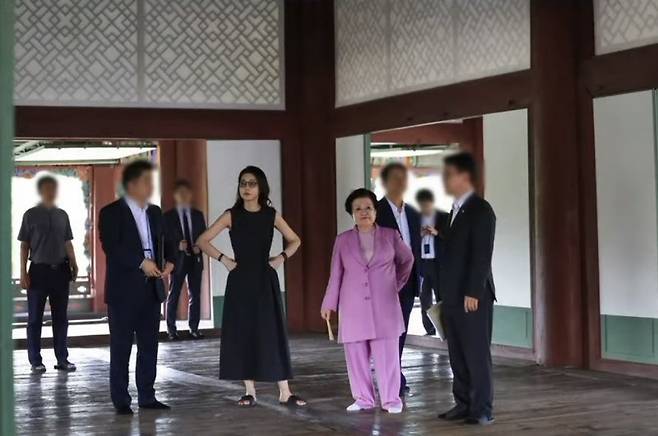 주진우 시사인 편집위원이 지난 20일 유튜브 방송 '주기자 라이브'에서 경회루에 비공개 방문한 김건희 여사의 사진을 공개했다. 유튜브 방송 '주기자 라이브' 제공. /사진=뉴시스