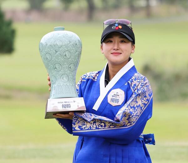 한국여자프로골프(KLPGA) 투어 2025년 신설 대회 광남일보·해피니스 오픈 우승을 차지한 리슈잉(중국)이 우승 트로피를 들고 기념 촬영하는 모습이다. 사진제공=KLPGA (사진을 무단으로 사용하지 마십시오.)