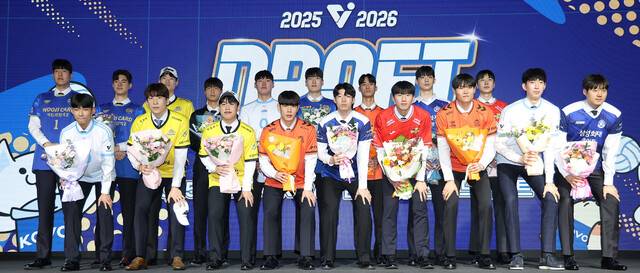 27일 열린 2025∼2026 한국배구연맹(KOVO) 남자 신인선수 드래프트에서 각 구단 지명을 받은 선수들이 기념촬영을 하고 있다. 연합뉴스