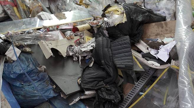 2024년 11월20일 경기도 평택시의 한 소각장에 태워질 옷들이 놓여 있다. 해당 소각장에서 삼성물산 패션 부문의 주요 브랜드 재고 의류가 소각되는 것으로 추정된다. 한겨레 자료사진