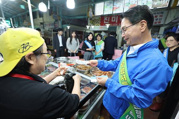 심덕섭 군수가 지역활력지원금으로 물품을 구입하고 있다. [사진=고창군 ]