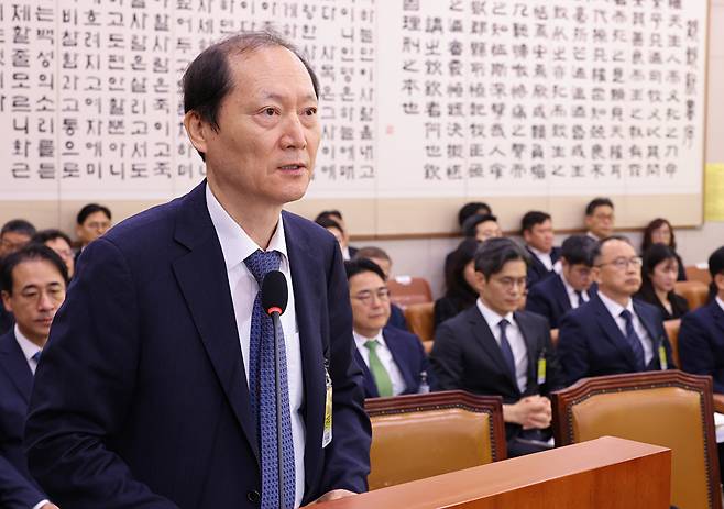 27일 서울 여의도 국회 법제사법위원회에서 열린 2025년 국정감사에서 증인 선서를 거부한 이완규 전 법제처장이 선서를 거부한 이유에 대해 발언하고 있다. 2025.10.27 [사진=연합뉴스]