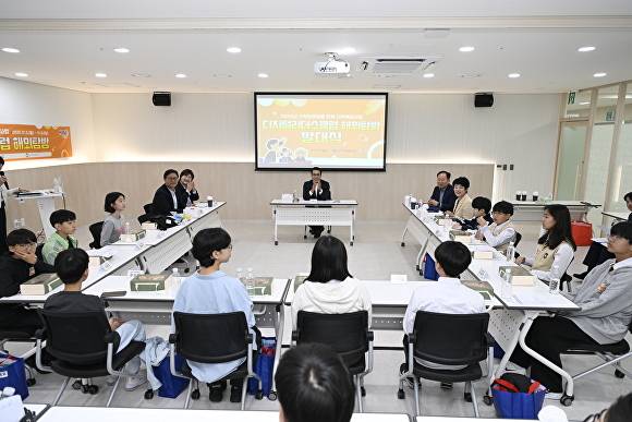 최경식 시장이 디지털리더스클럽 해외탐방 발대식에서 학생들과 대화를 나누고 있다. [사진=남원시 ]