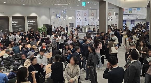 24일 문을 연 ‘두산위브더제니스 청주센트럴파크’ 견본주택이 방문객들로 북적이고 있다. 2025. 10. 24. [사진=두산건설]