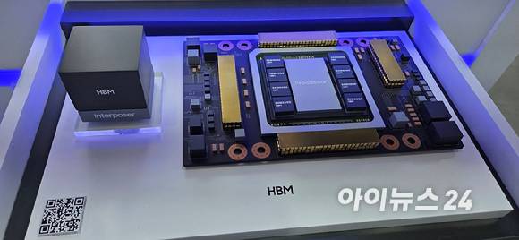 삼성전자가 22일 서울 강남구 코엑스에서 개막한 반도체대전에 전시한 HBM4와 HBM3E. [사진=박지은 기자]