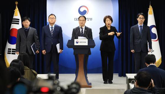 김영수 국무조정실 국무1차장이 지난 23일 서울 종로구 정부서울청사에서 이태원 참사 합동감사 결과 브리핑을 하고 있다. 뉴스1