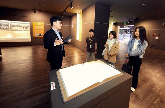 이상일 학예사(맨 왼쪽)와 함께 전기박물관에서 최초의 전기, 대한제국의 전기 도입, 근대의 전력산업, 광복과 한국전력의 창립, 1960~70년대의 전기생활, 전력기술의 자립과 미래 등에 대해 알아본 소중 학생기자단.