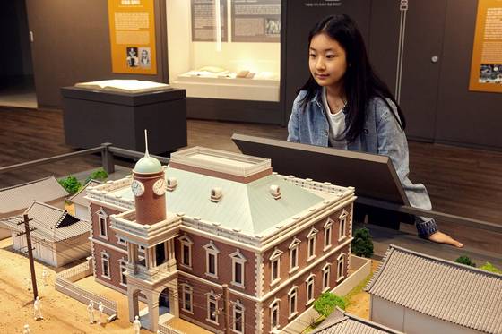1901년 건립된 한성전기회사 사옥 모형을 살펴본 김민영 학생기자. 옥상에는 전기로 움직이는 시계탑이 설치됐다.