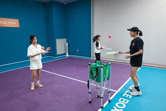 조민정 코치(오른쪽)에게 피클볼에 대한 설명을 듣고 규칙과 기본 동작을 배운 김보경(왼쪽)·전서진 학생기자는 바로 게임을 즐겼다.