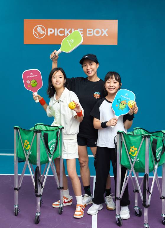 유산소·무산소 운동을 모두 포함한 피클볼은 청소년이 배우면 체력 향상에 좋다. 피클볼 패들을 들고 포즈를 취한 김보경(왼쪽)·전서진 학생기자와 조민정 코치(가운데).