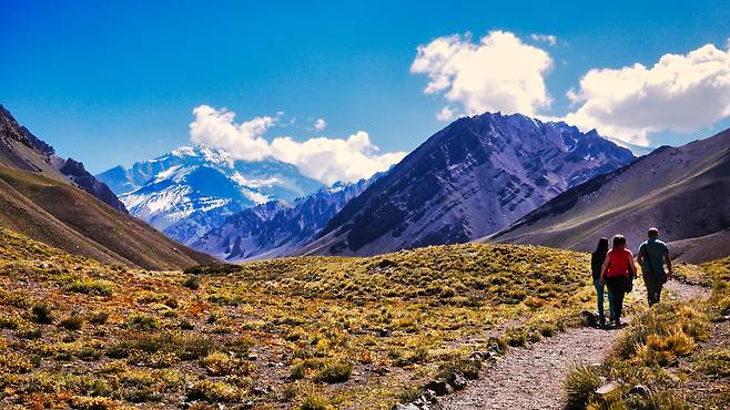 안데스 산맥의 경이로운 자연 경관. 안데스 최고봉 아코카과산 자락에 아르헨티나가 자랑하는 와인의 고장 멘도사가 자리하고 있다.
