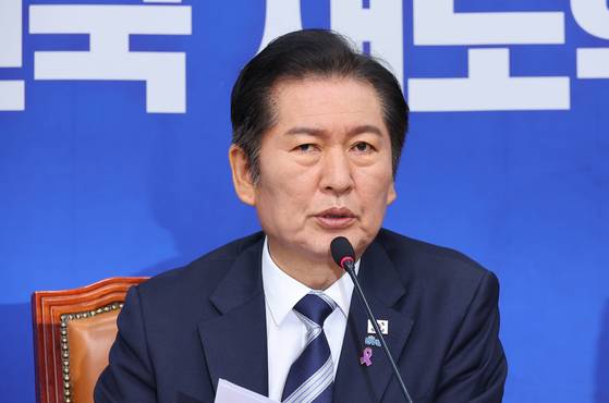 정청래 더불어민주당 대표가 27일 국회에서 열린 최고위원회의에서 모두발언을 하고 있다. 임현동 기자