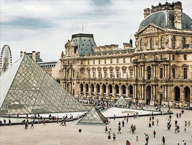 프랑스 루브르박물관이 ﻿도난 사건 발생 ﻿사흘 만인 22일 재개관했다. 루브르의 보석 컬렉션 중 일부는 인근 중앙은행 지하 26m 깊이의 수장고로 옮겨졌다.   AFP연합뉴스
