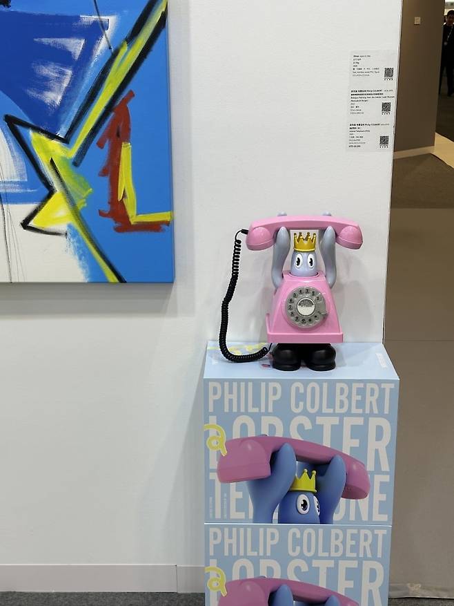 랍스터 작가로 유명한 필립 콜버트의 작품이 놓인 화이트큐브 부스. /강은영