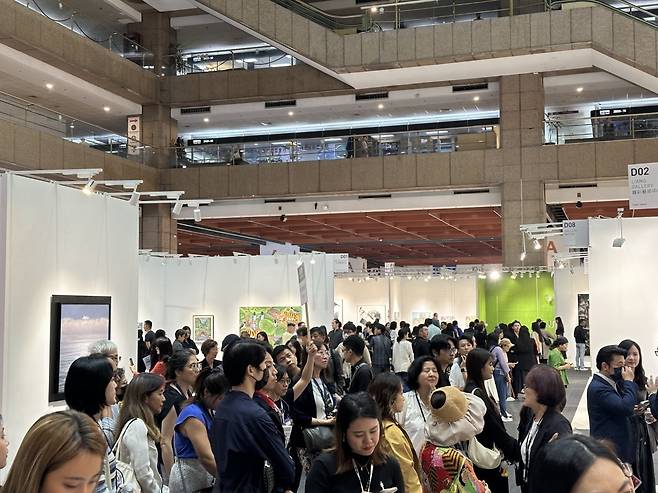 많은 인파가 몰린 아트 타이베이 VIP 오프닝 데이. /강은영