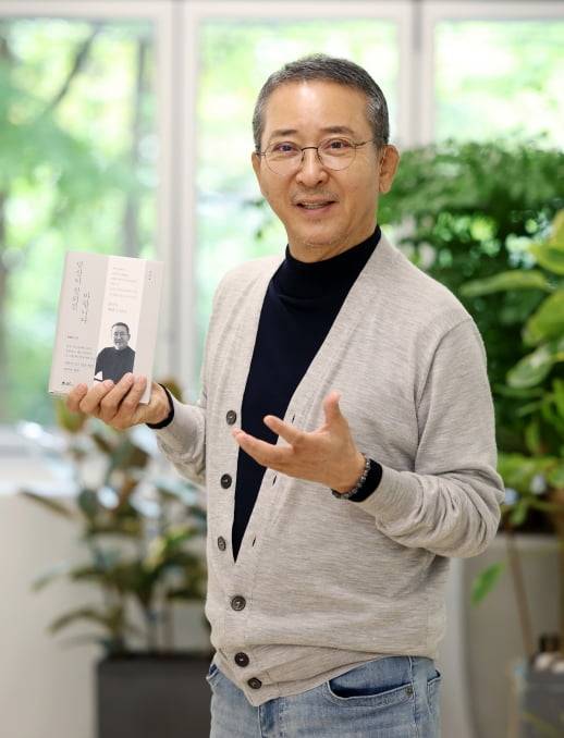 권영수 전 LG 에너지솔루션 부회장이 최근 출간한 저서 <당신이 잘되길 바랍니다> 와 관련해 24일 한국경제신문과 인터뷰하고 있다.  /최혁 기자