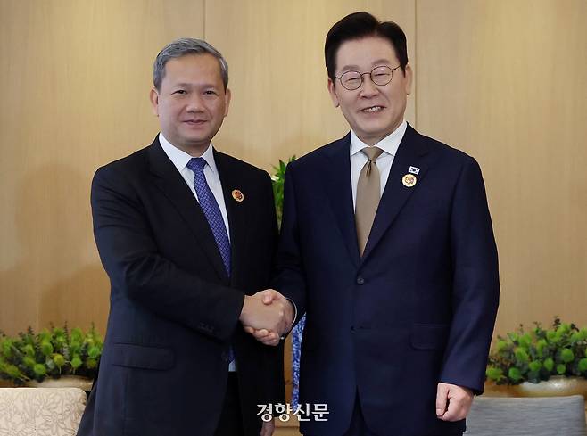 이재명 대통령과 훈 마네트 캄보디아 총리가 27일 말레이시아 쿠알라룸푸르 한 호텔에서 열린 한-캄보디아 정상회담에 앞서 악수하고 있다. 2025.10.27 김창길 기자
