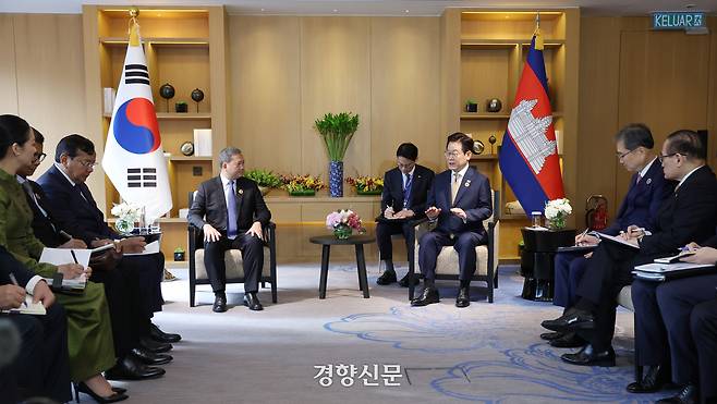 이재명 대통령과 훈 마네트 캄보디아 총리가 27일 말레이시아 쿠알라룸푸르 한 호텔에서 한-캄보디아 정상회담을 하고 있다. 2025.10.27 김창길 기자