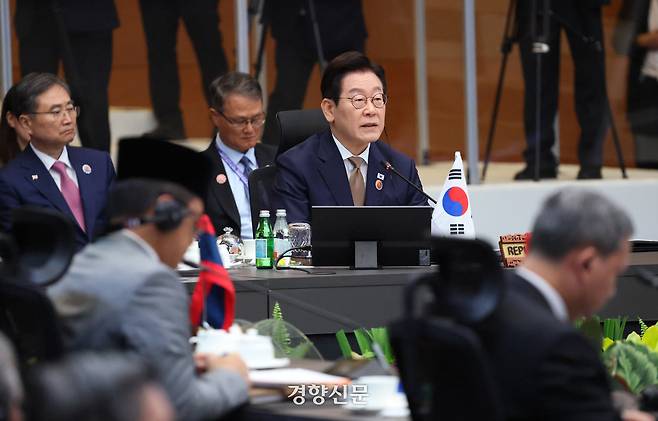이재명 대통령이 27일 말레이시아 쿠알라룸푸르 컨벤션센터에서 열린 한-아세안 정상회의에서 모두발언을 하고 있다. 2025.10.27 김창길 기자