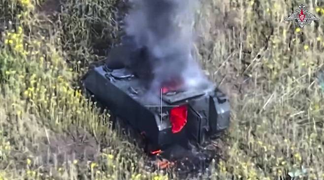 러시아군의 드론 공격을 받아 불에 타고 있는 우크라이나 장갑차. AP연합뉴스