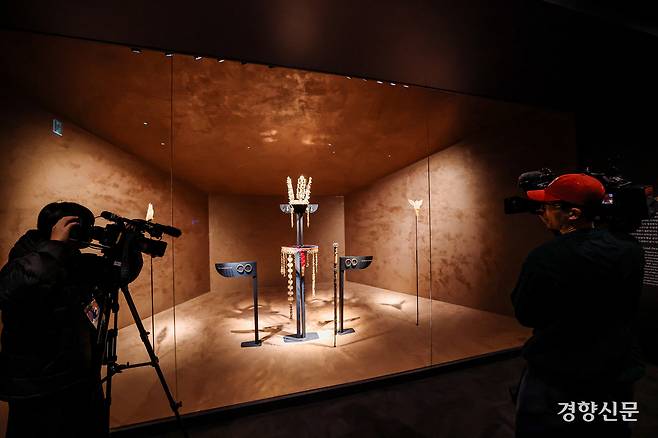 APEC 2025 KOREA가 열리고 있는 경북 경주에서 1921년 금관총 발굴 이후 처음으로 신라 금관 6점이 한 자리에 모이는 ‘신라 금관, 권력과 위신’ 특별전 미디어행사가 진행되고 있다.이준헌 기자
