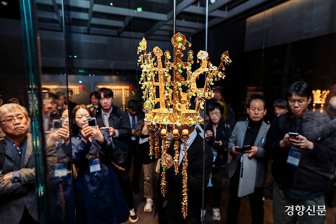 APEC 2025 KOREA가 열리고 있는 경북 경주에서 1921년 금관총 발굴 이후 처음으로 신라 금관 6점이 한 자리에 모이는 ‘신라 금관, 권력과 위신’ 특별전 미디어행사가 진행되고 있다.  이준헌 기자