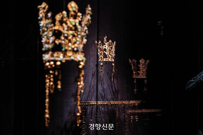 APEC 2025 KOREA가 열리고 있는 경북 경주에서 1921년 금관총 발굴 이후 처음으로 신라 금관 6점이 한 자리에 모이는 ‘신라 금관, 권력과 위신’ 특별전 미디어행사가 진행되고 있다. 이준헌 기자