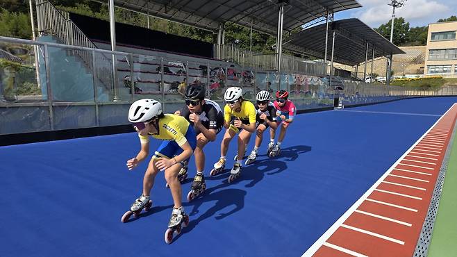 충북 청주시 흥덕구 현암동 충북도학생인라인롤러경기장에서 지난 23일 단성중 인라인롤러부 학생들이 충북교육감기 인라인대회 출전을 앞두고 연습을 하고 있다.