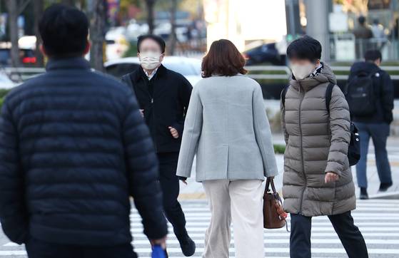 People walk in thick coats in Jongno District, central Seoul on Oct. 27. [NEWS1]