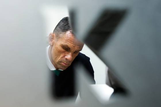 Jeonbuk Hyundai Motors head coach Gus Poyet is seen waiting for a meeting at the Korea Professional Football League headquarters in Jongno District, central Seoul, on Oct. 21. [YONHAP]