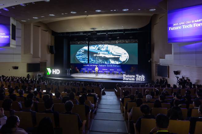 HD현대 정기선 회장이 APEC CEO 서밋 '퓨처 테크 포럼'에서 기조연설을 진행했다. HD현대 제공