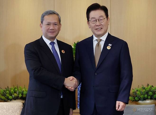 이재명 대통령과 훈 마네트 캄보디아 총리가 27일 말레이시아 쿠알라룸푸르 한 호텔에서 한-캄보디아 정상회담에 앞서 악수하고 있다. 쿠알라룸푸르=김지훈 기자