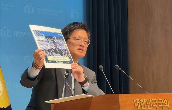 박주민 더불어민주당 의원이 27일 국회에서 기자회견을 열고 혐오 표현이 담긴 현수막을 내건 정당의 대표가 신천지 출신이었다고 주장하고 있다. 유튜브 '박주민TV' 캡쳐