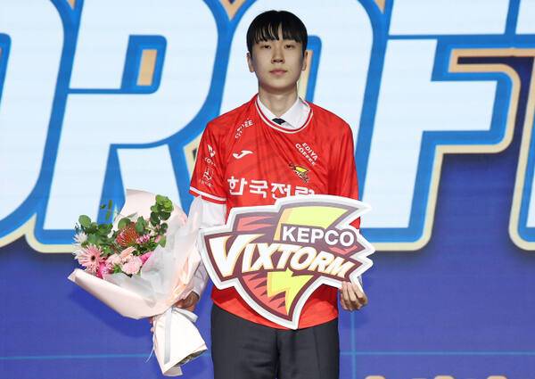 27일 서울 메이필드 호텔에서 열린 '2025-2026 한국배구연맹(KOVO) 남자 신인선수 드래프트'에서 수원 한국전력이 1라운드 1순위로 지명한 방강호가 기념촬영을 하고 있다. 연합뉴스