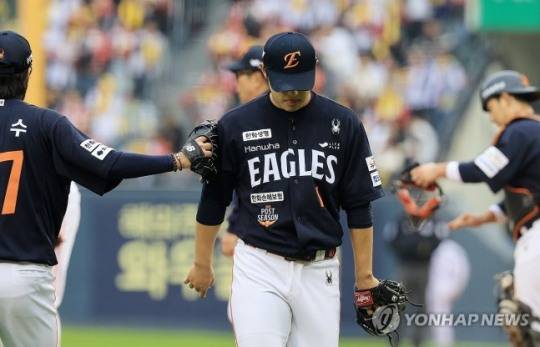 마운드 내려오는 문동주