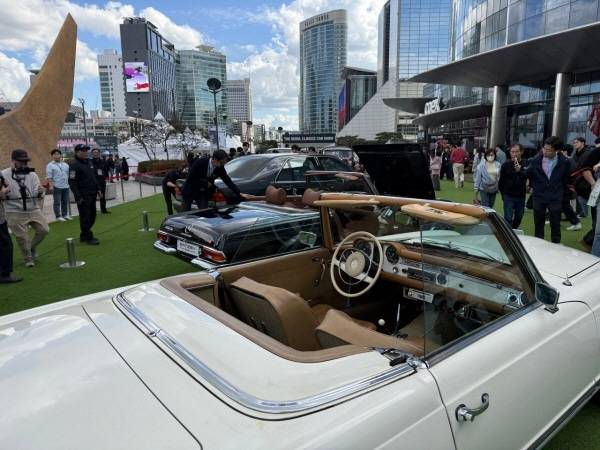 관람객들이 전시된 클래식카를 유심히 살펴보고 있다 [사진 제공=한국클래식카협회]