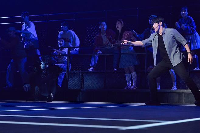 뮤지컬 ‘데스노트’에서 주인공 ‘야가미 라이토’를 연기하는 조형균 배우가 공연의 하이라이트 테니스 장면에서 ‘놈의 마음속으로’를 부르고 있다. [오디컴퍼니]