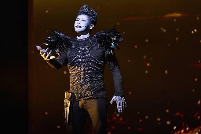 뮤지컬 ‘데스노트’에서 사신 ‘류크’ 역을 연기하는 임정모 배우가 기괴한 분장을 한 채 무대 위에서 연기를 이어가고 있다. [오디컴퍼니]