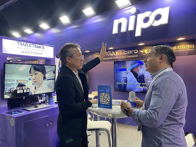 정형곤 티맥스티베로 AI센터장(왼쪽)이 지난 10월 두바이에서 열린 'GITEX GLOBAL '에서 해외 기업 관계자와 상담을 진행하고 있다.  티맥스티베로