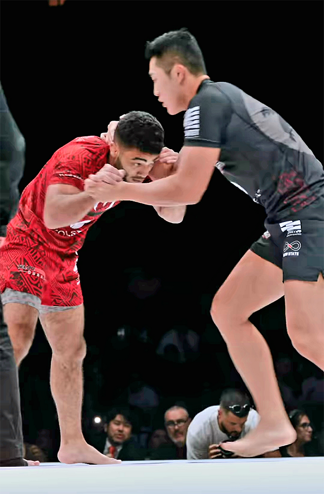 대한민국 UFC 1호 파이터 ‘스턴건’ 김동현이 2025년 10월 아랍에미리트 두바이 코카콜라 아레나 그래플링대회 Quintet 5 ‘팀 방타오 태국’ 중견을 맡아 ‘팀 노게이라 두바이’ 중견으로 나선 압델라우프 미도를 상대하고 있다. 사진=株式会社ラバーランド