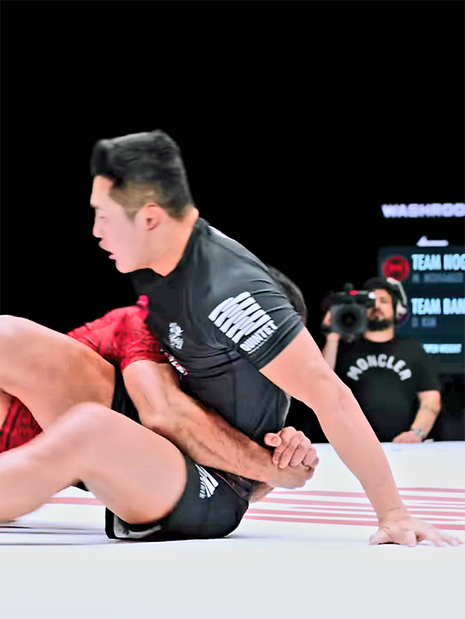 대한민국 UFC 1호 파이터 ‘스턴건’ 김동현이 2025년 10월 아랍에미리트 두바이 코카콜라 아레나 그래플링대회 Quintet 5 ‘팀 방타오 태국’ 중견을 맡아 ‘팀 노게이라 두바이’ 중견으로 나선 압델라우프 미도를 상대하고 있다. 사진=株式会社ラバーランド