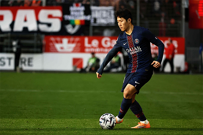 파리 생제르맹의 이강인이 2025-26 프랑스프로축구 리그1 원정경기에서 브레스트를 상대하고 있다. 사진=AP=연합뉴스 제공